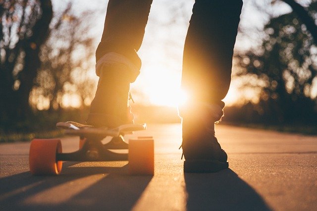 3 Conselhos para adolescentes de 12 anos - Image de jovem com um pé no skate