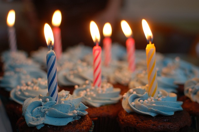 Parabéns amigo - Mensagem de feliz aniversário para o amigo! 
Velas coloridas acesas