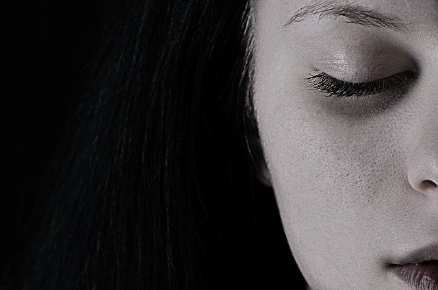 Não Sei o Que Fazer e Agora - Rosto de mulher com os olhos fechados, metade do rosto
