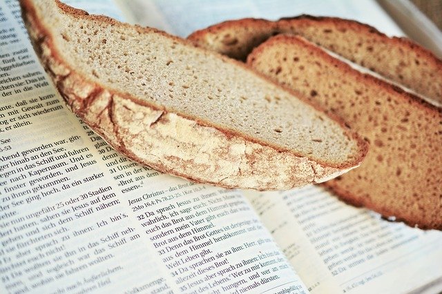 Jesus é o Pão da Vida - Imagem ilustrativa de pães em cima da bíblia