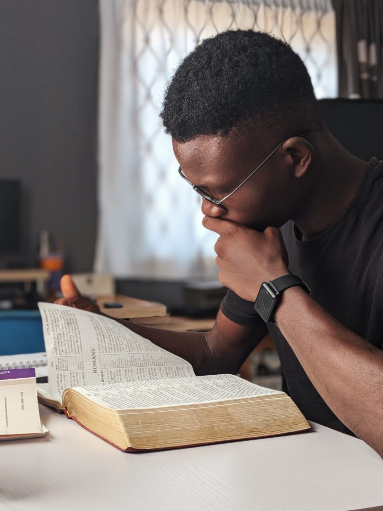 Dicas Para o Novo Convertido Ler a Bíblia - Jovem lendo a Bíblia