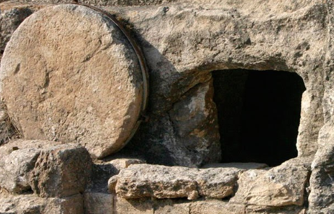 Fugiram da Essência do Evangelho - Imagem ilustrativa de tumba semelhante a tumba de Jesus com uma grande pedra redonda removida para o lado