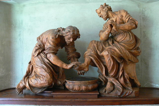 Imagem de monumento de homem levando os pés de um superior - Conselheiro Cristão