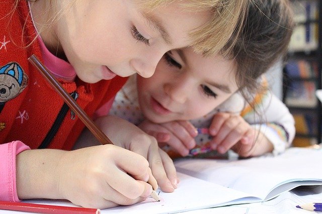 Coronavírus - Imagem de duas meninas estudando.