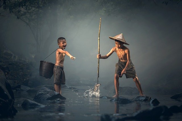 Crianças de Pais não Crentes São Salvas? Imagem de meninos pescando com vara