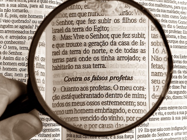 Mensagem Para Estudantes da Bíblia - Lupa aumentando texto da Bíblia