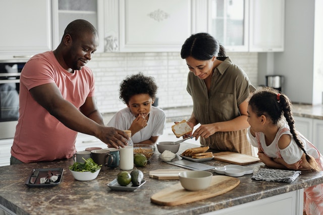 Família reunida no café