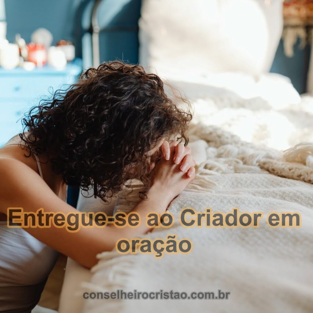 Imagem de mulher de joelhos encostada na cama. Imagem no artigo Palavra Bíblica do Dia 03-01-2023 no site conselheirocristao.com.br
