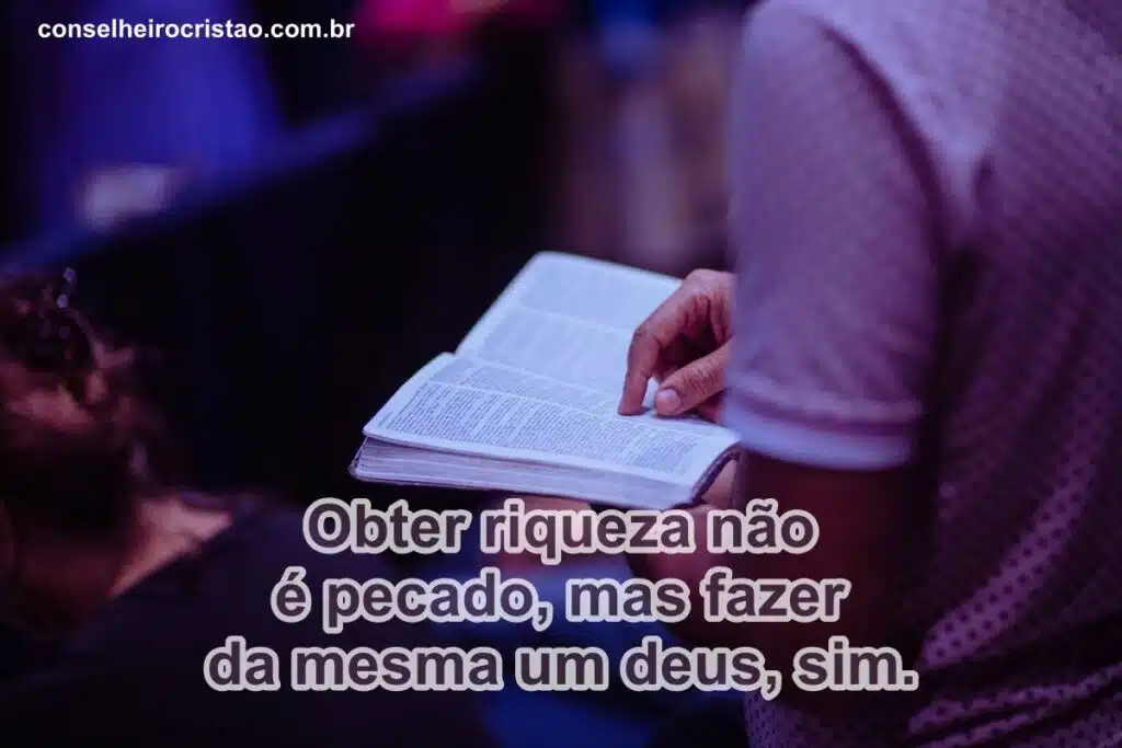 Imagem com uma pessoa com a Bíblia aberta nas mãos no artigo Palavra Bíblica do Dia 21-01-2023. Site conselheirocristao.com.br