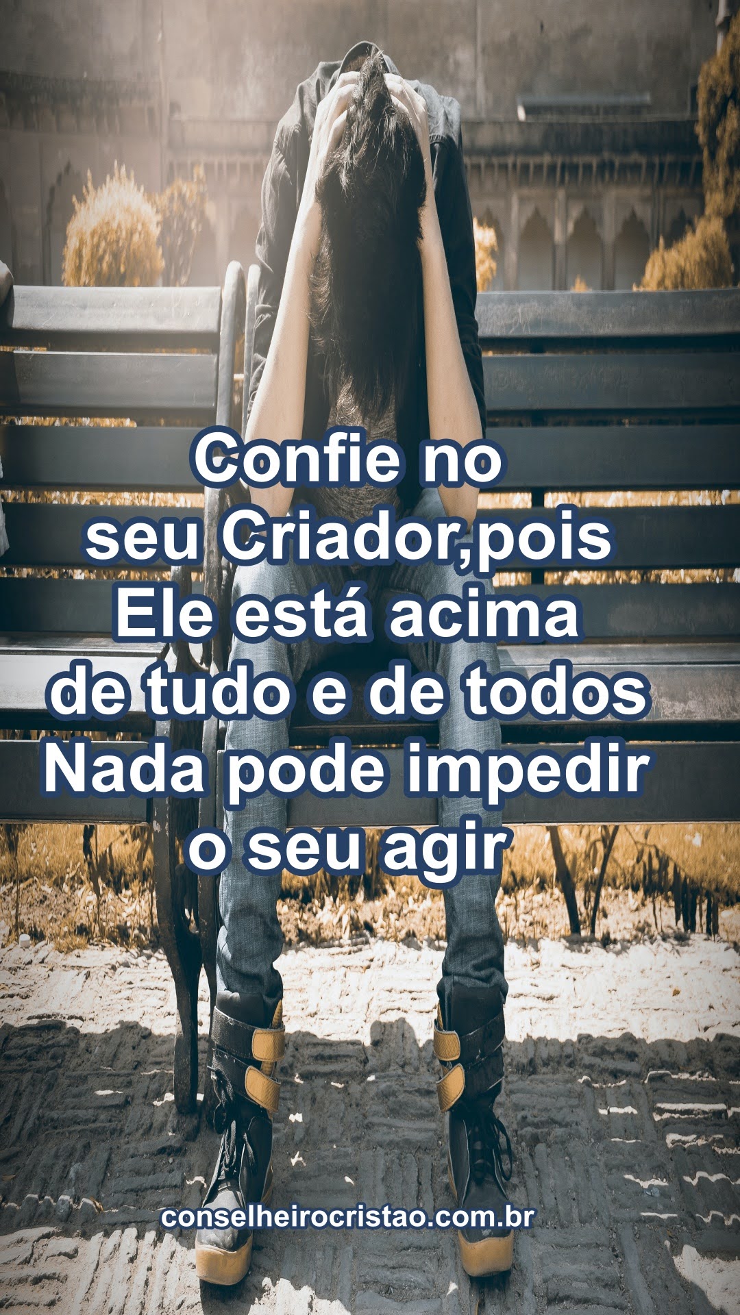 Palavra Bíblica do Dia 22-01-2023 no site conselheirocristao.com.br. Homem com as mãos por trás da cabeça como se estivesse preocupado. Na frente da imagem está a seguinte frase: Confie no seu Criador, pois ele está acima de tudo e de todos. Nada pode impedir o seu agir. 