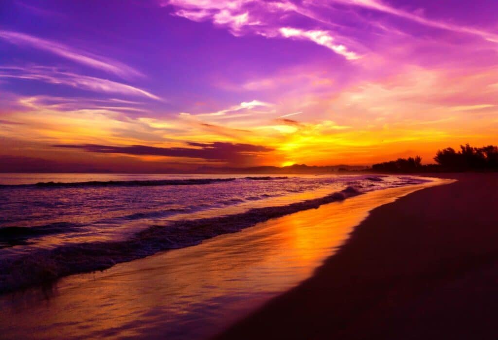 A Sabedoria de SalomÃ£o: Vibrant sunset colors reflecting over a serene Brazilian beach, capturing nature's beauty.