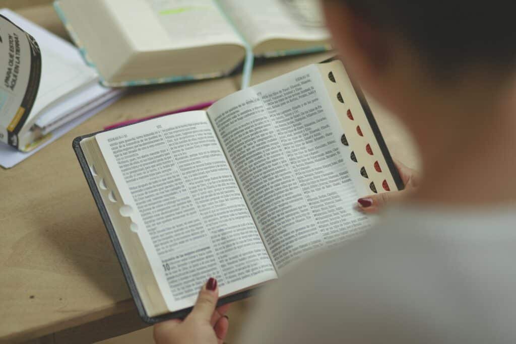 10 Lições importantes da Bíblia: person holding white book page